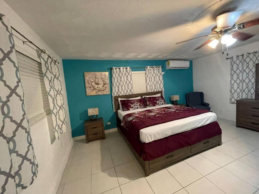 Wally's Haven * Nassau